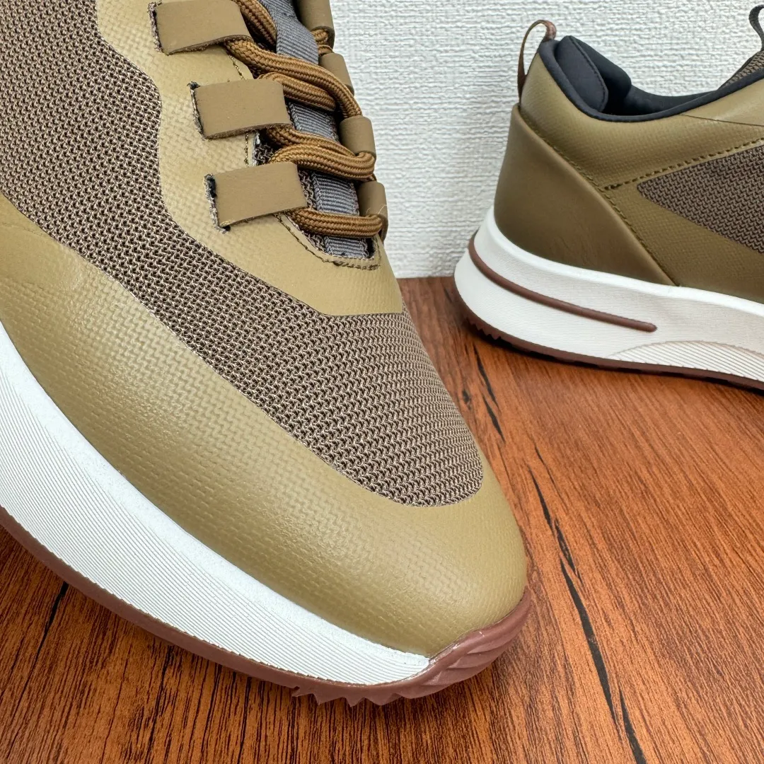 Batch 760 Loro Piana mesh cowhide stitching casual sports men's shoes LP jogging shoes OEM original soles feel free to enter the counter! This casual shoe is knitted from Wind fiber, giving it a unique three-dimensional effect. The unique silhouette narrows slightly at the midsection and is embellished with nappa leather details. The lightweight rubber sole and studs on the edge enhance traction and stability, and functional details full of modern aesthetics add a sporty style to the shoe. The upper uses a hot-melt edge-sealing process. The lightweight technical material of the Kummel-colored rubber outsole is inlaid with cushioning pads on the inside of the sole to distribute the weight more evenly and reduce the load during walking. The leather eyelets are directly set on the upper fixed to the sole to ensure stability. The rear is equipped with cushioning pads to improve wearing comfort. The full package of the counter comes with a shoelace insole. Multiple colors available! Fabric: 100% nylon Decoration: 100% cow leather Accessories: 100% polyurethane Size: 39-40-41-42-43-44 Standard leather shoe size (38/45 can be customized and returns and exchanges are not supported) Item number: FAM1718 brown green